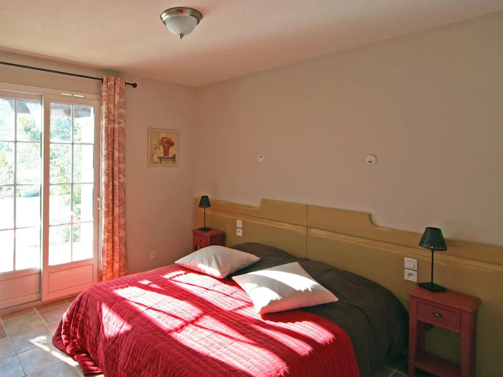 Neat Apartment With Dishwasher, in the Middle of Provence