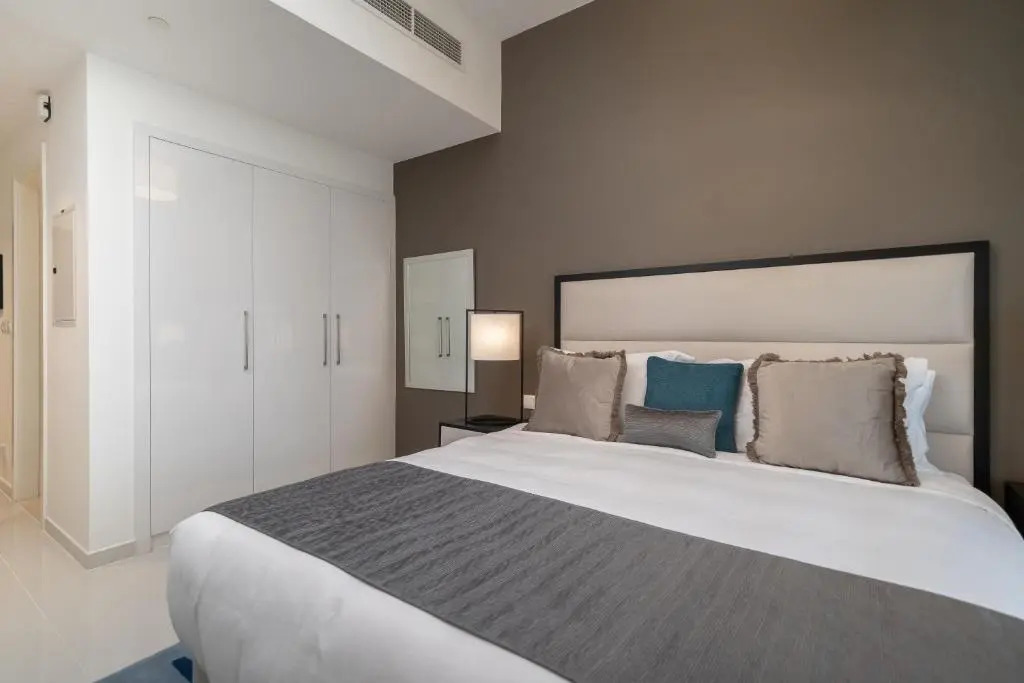 HiGuests - Elegant Studio with Pool and Private Balcony