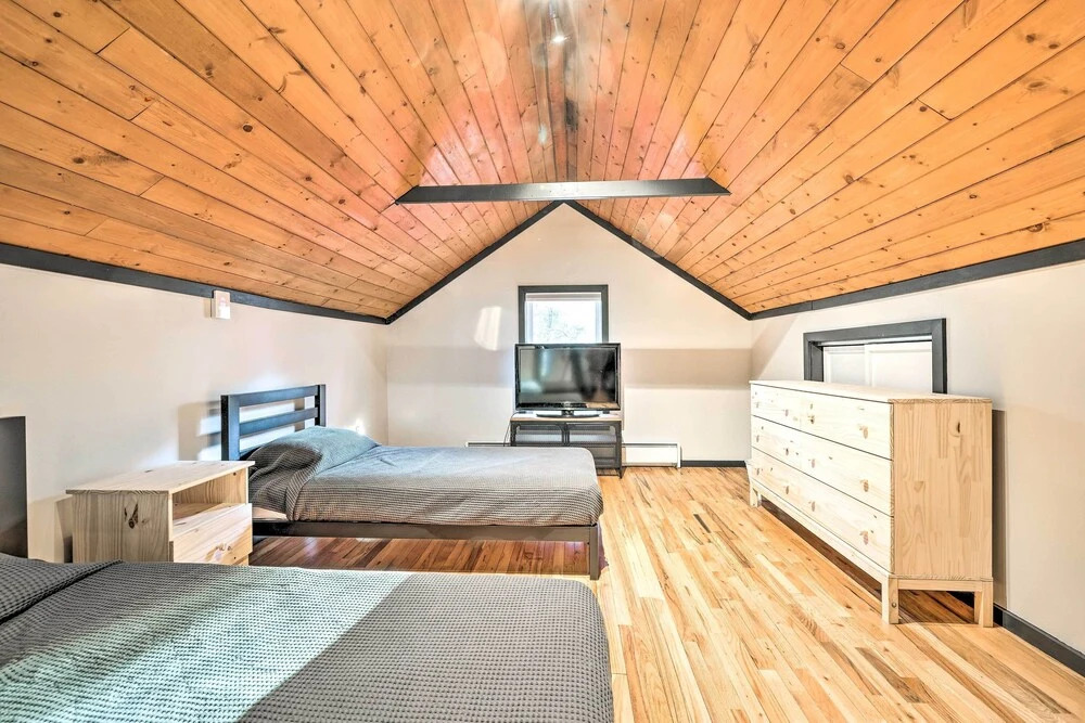 Game Room, Fire Pit and Deck Spacious Poconos Home!