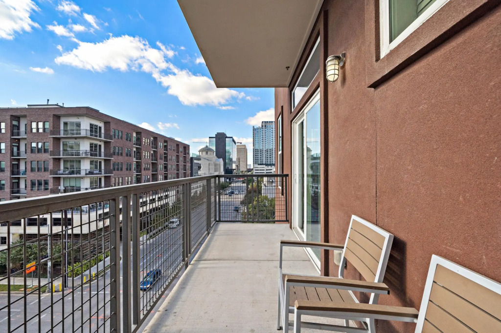 Deep Cleaned Modern 2BR Apt Downtown Location