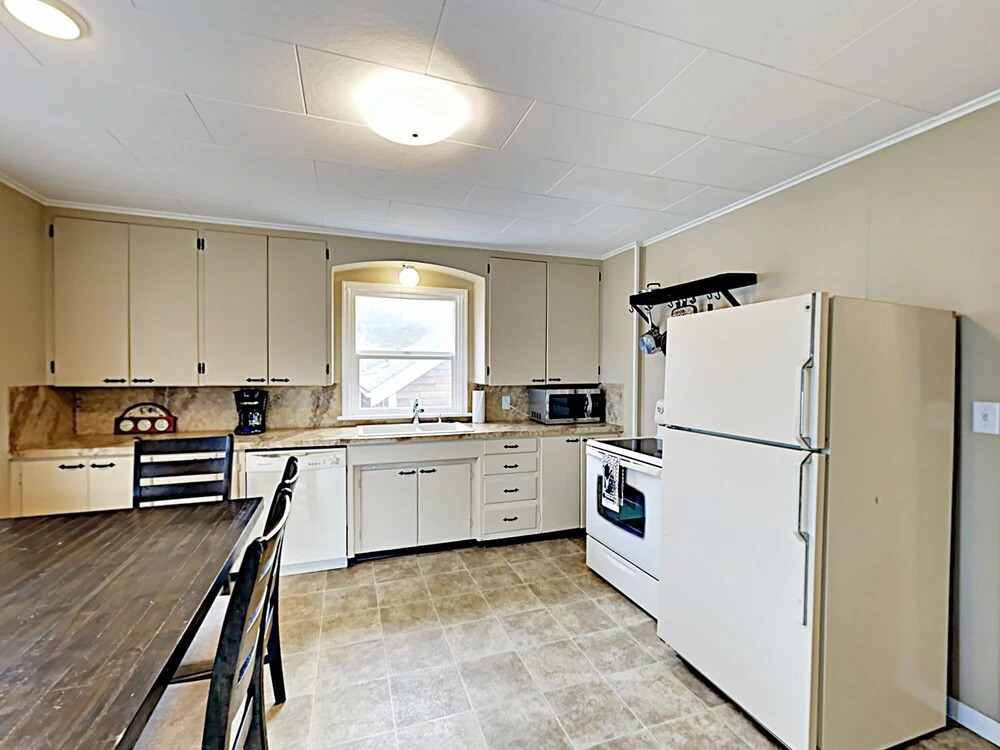Ocean-View Beach - 6 Br Home