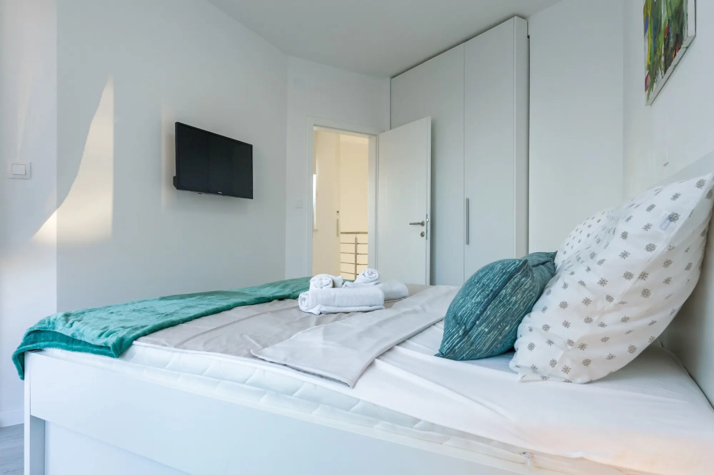 Apartments Tomana