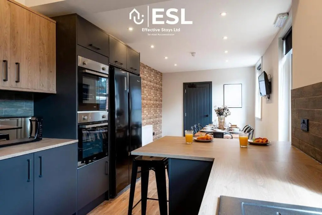 Central 5 Bedroom Townhouse perfectly located 2 mins walk from the Train Station