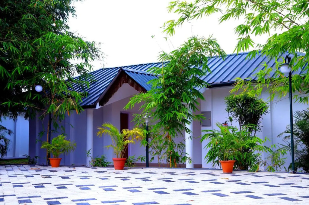 Contour Backwaters Hotel Resort & Convention Centre