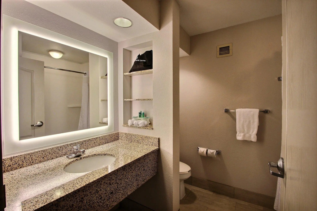 Holiday Inn Express Hotel & Suites Milwaukee Airport, an IHG Hotel