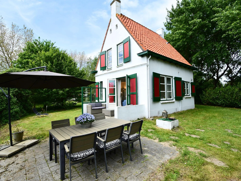 Quintessential, detached Ouddorp home with enormous garden, near the beach