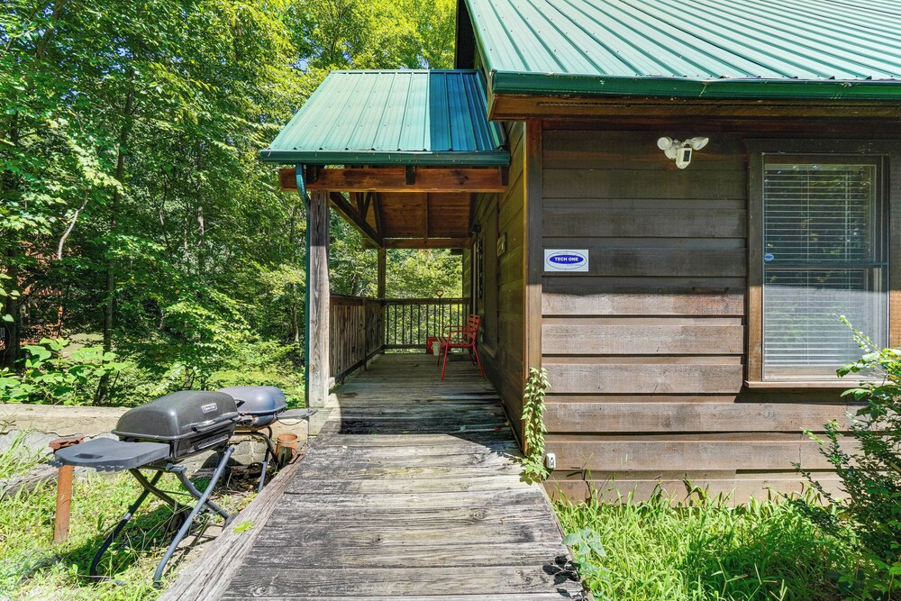 Hot Tub & Game Area: Rustic Cabin 5 Mi to Gsmnp