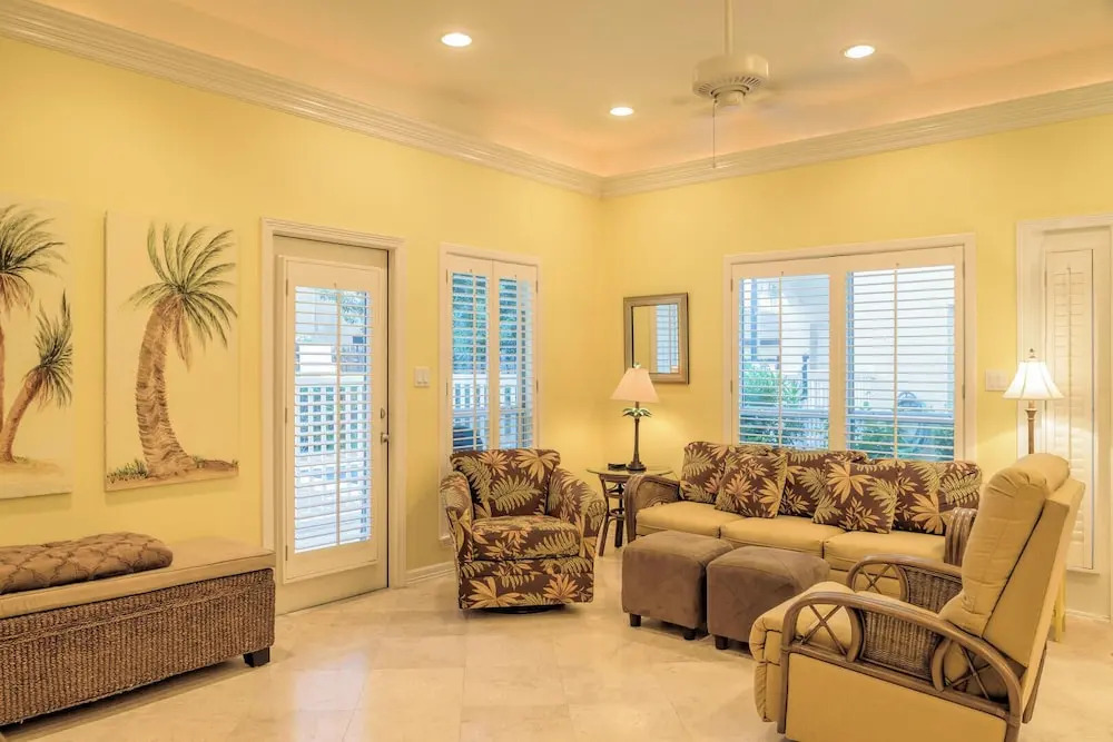 Spacious Ground Floor Condo With Semi-private Pool, 1 Block to Beach