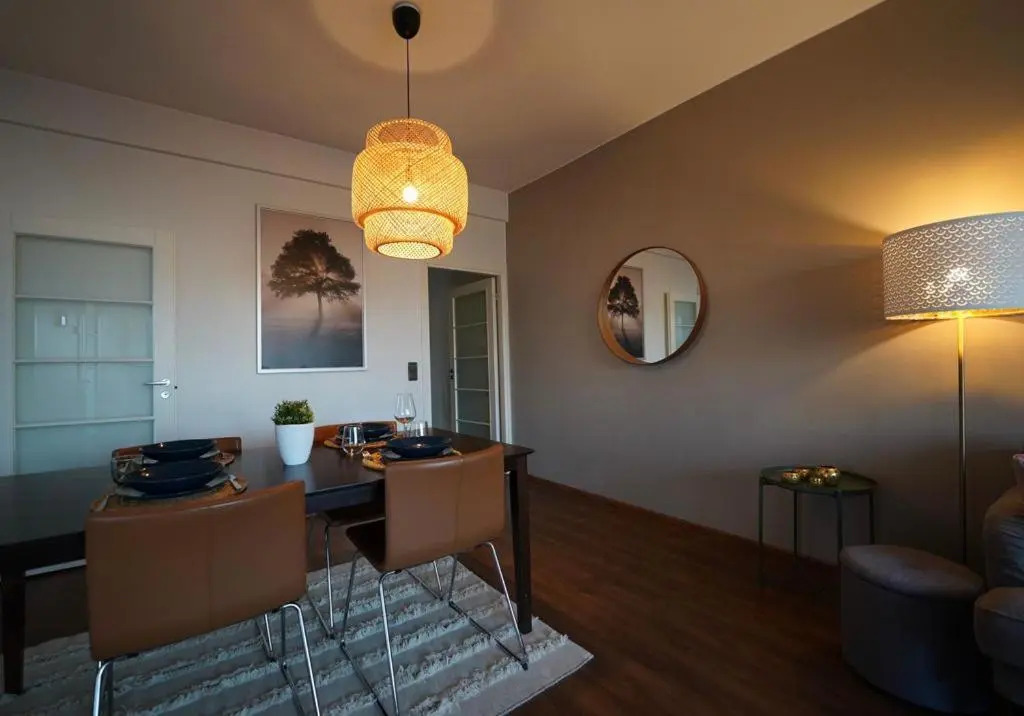 Cozy and Bright 2-Bedroom Apartment Washer and Dryer, King Size Bed