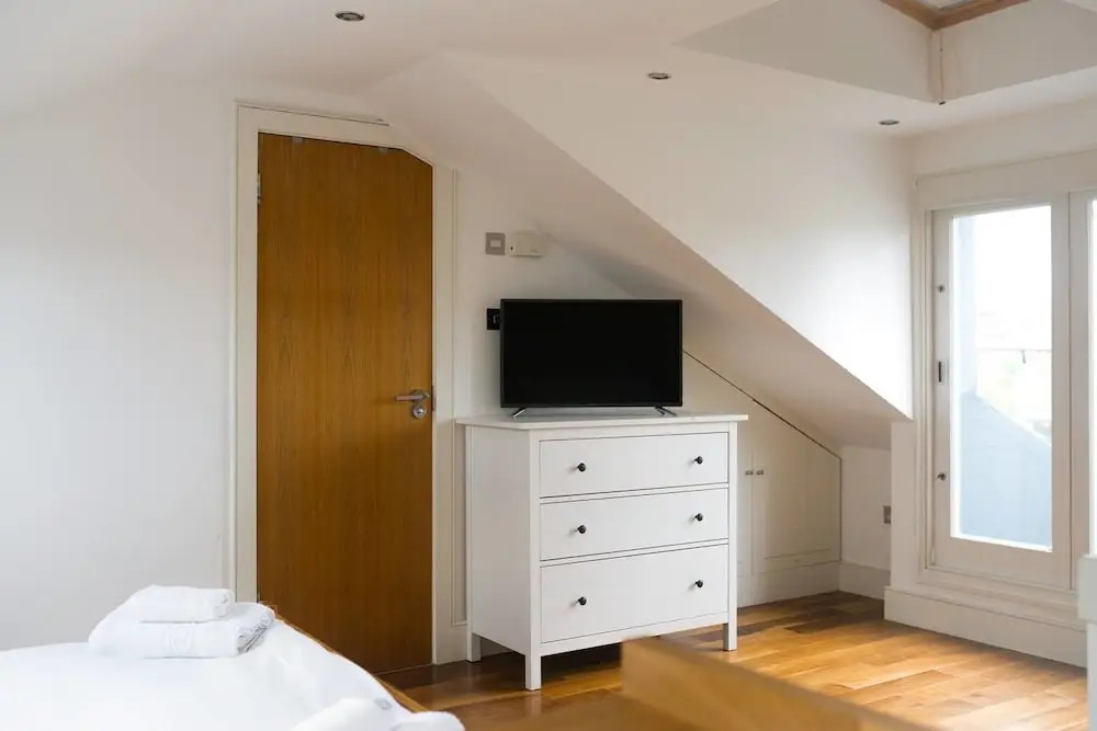 Modern Studio With Private Terrace - Swiss Cottage