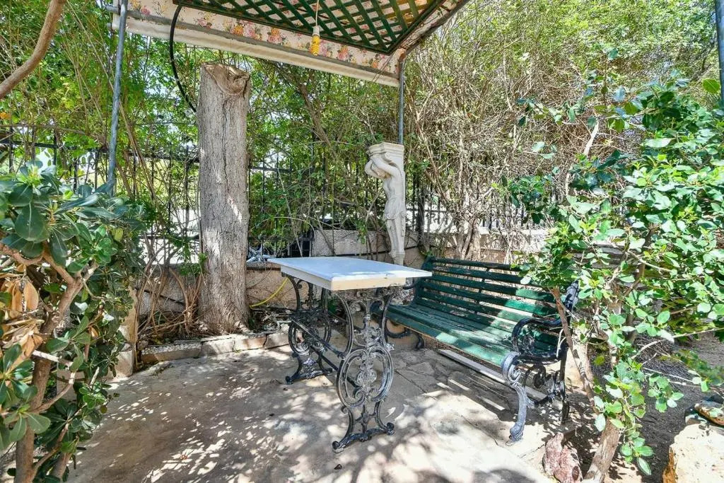 Light-filled home with Garden near Beach