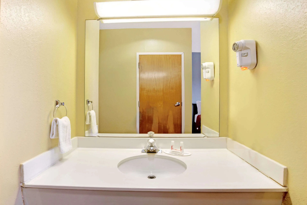 Super 8 by Wyndham Salisbury
