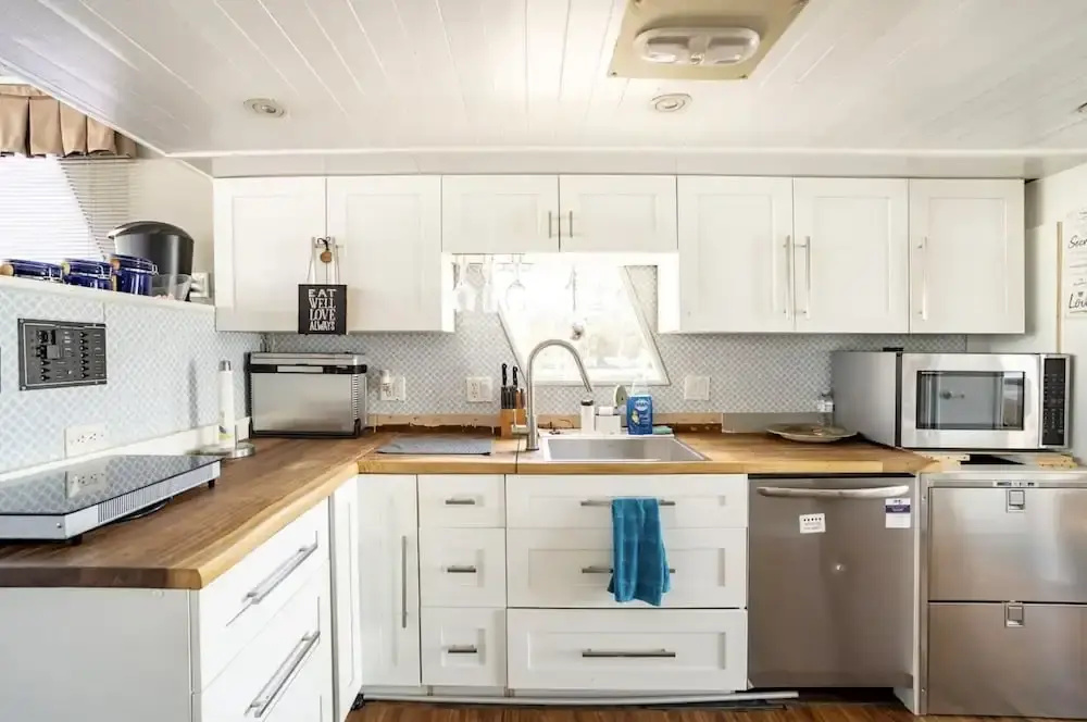 62' Yacht M/v Possibilities On Wide Private Canal 3 Bedroom Houseboat