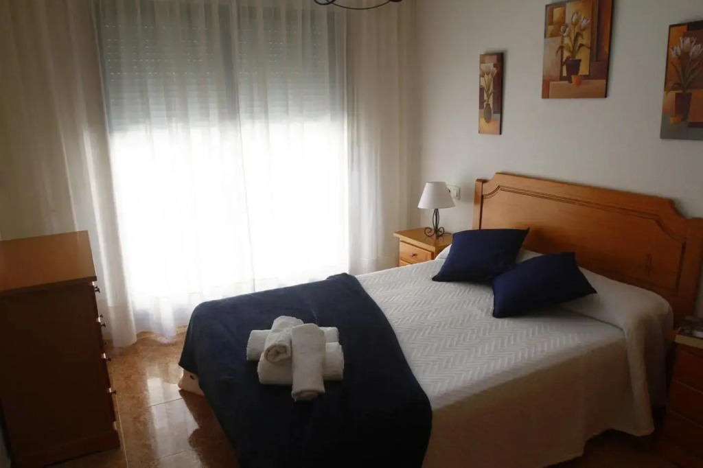 Apartamentos La Perla con piscina y parking