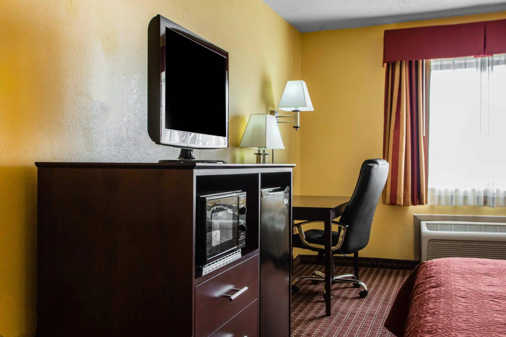 AmericInn by Wyndham Mosinee Central Wisconsin Airport