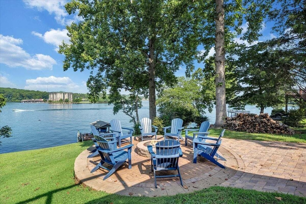 Lakeside Sunsets - Private Dock, Hot Tub & Firepit