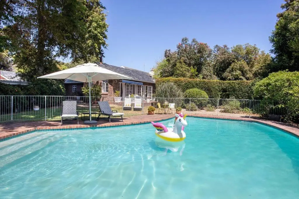 Beautiful 2 bed cottage along Constantia Wine route with pool