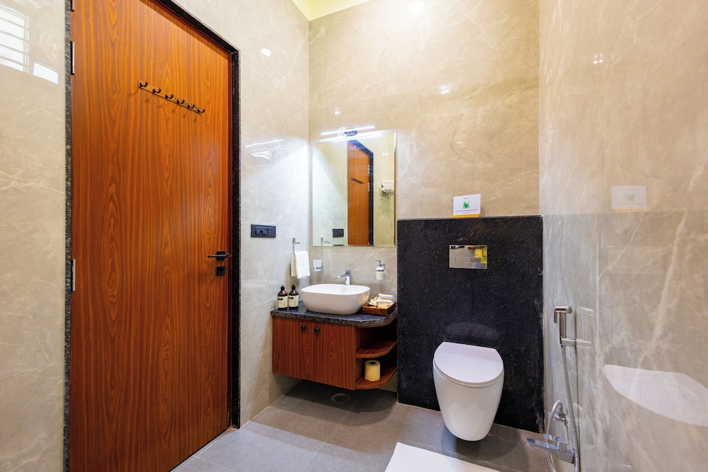ELIVAAS Lakemount | 2 BHK with Pvt Pool at Fatehsagar Lake