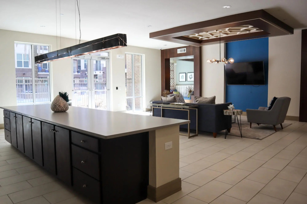 Spacious 2BR Apt – Downtown Location