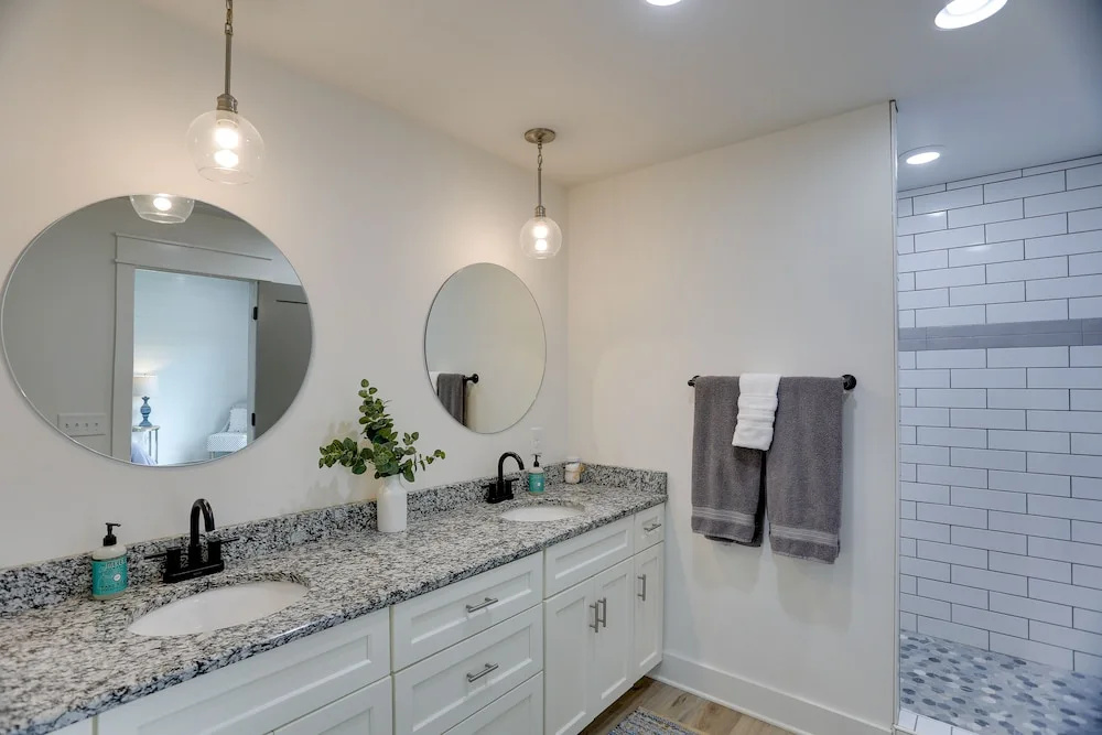 Modern Luxury Retreat: Walk to Tims Ford Lake!
