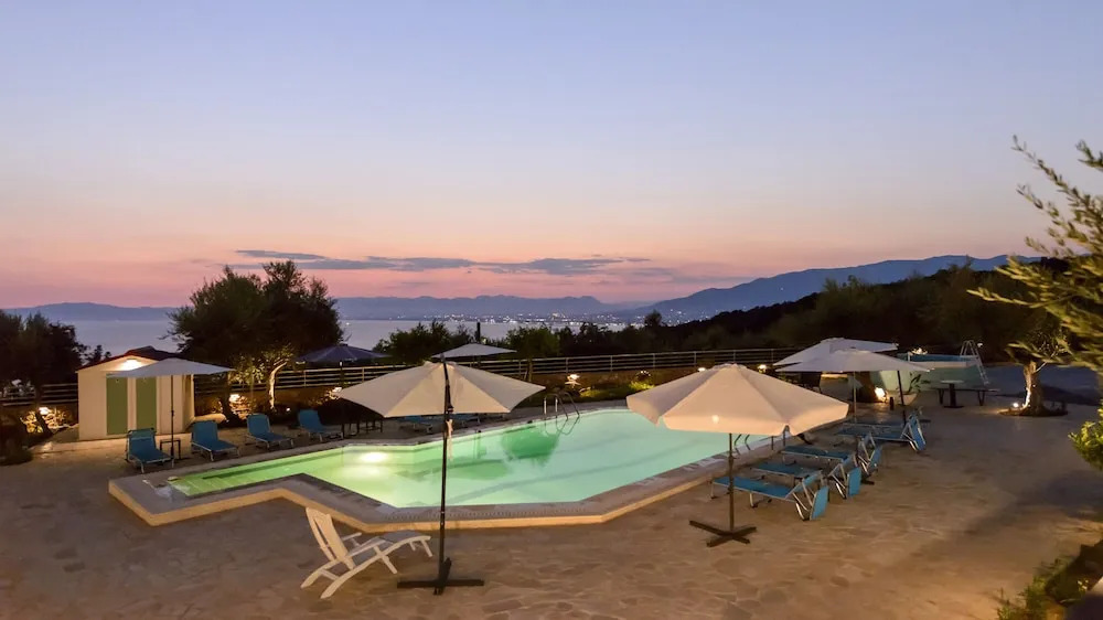 Home Love, stone house by the pool near the sea