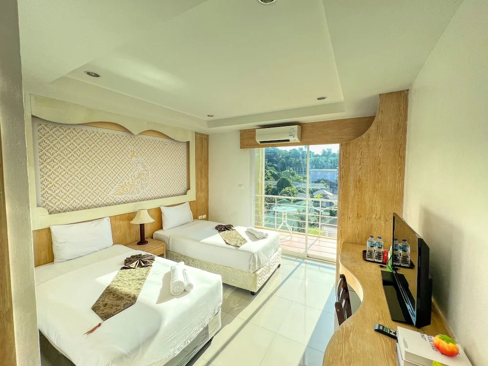 Red Sapphire Hotel