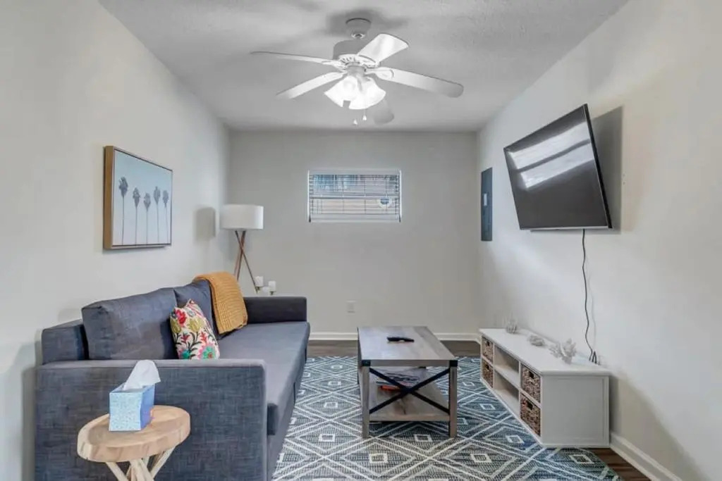 Amazing 1 BR apt - 1 block from Jax Beach!