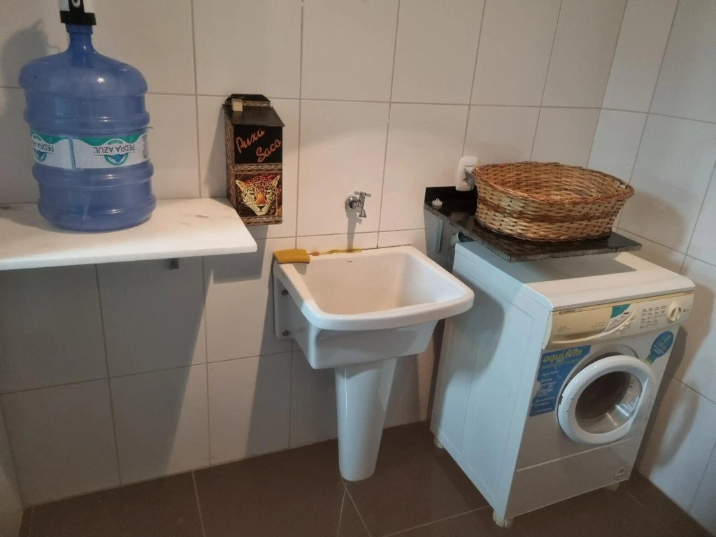 Apartamento Frente para o Mar - Varandão com Blindex - Vista Total para o Mar - 1 Suite e mais 2 Quartos-Ar Condicionado - 2 Vagas - BEIRA MAR - 70 metros da Praia do Morro e Praia da Cerca -WI-FI -TV -DISNEY PLUS-STARMAX-NETFLIX -HBO MAX