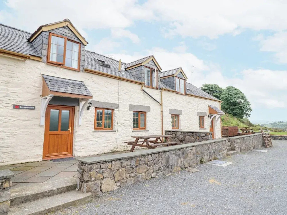Llys-y-wennol