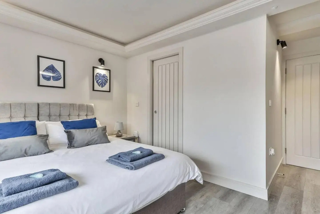 Large, Modern Apartment with En-suites, Wifi, Parking