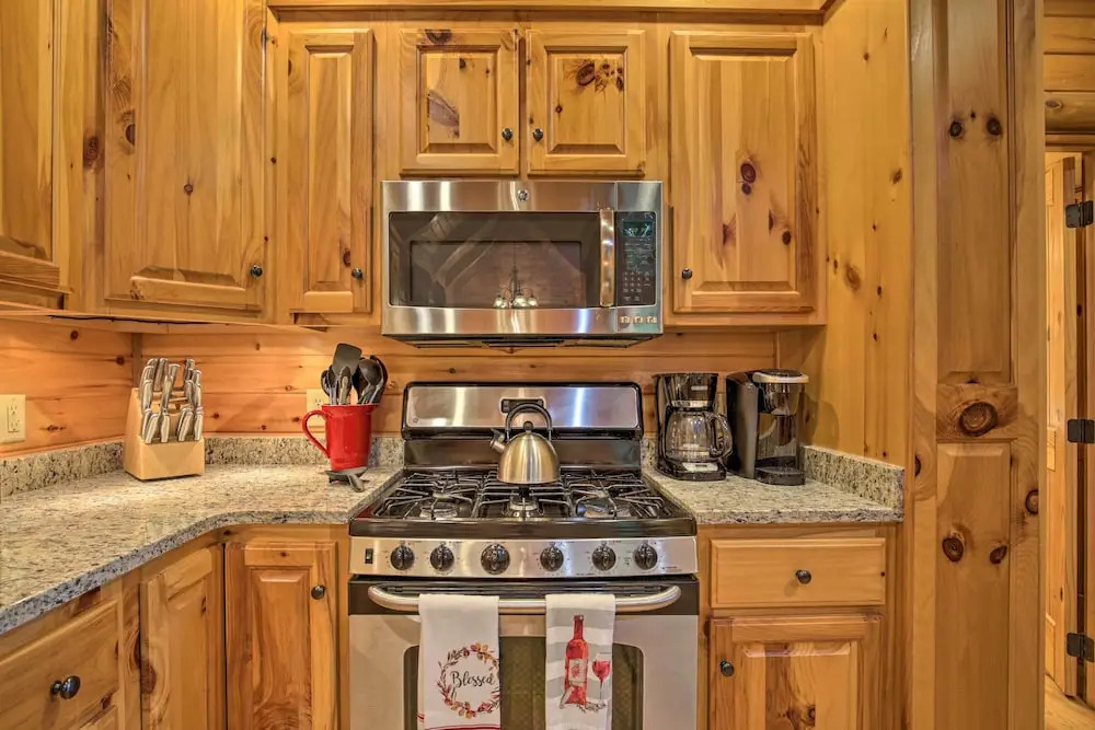 Luxe Blue Ridge Cabin Chasing Dreams w/ Hot Tub