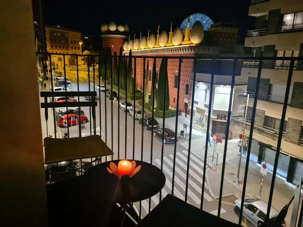 Apartamentos enfrente del Museo Dalí - Serena Stays