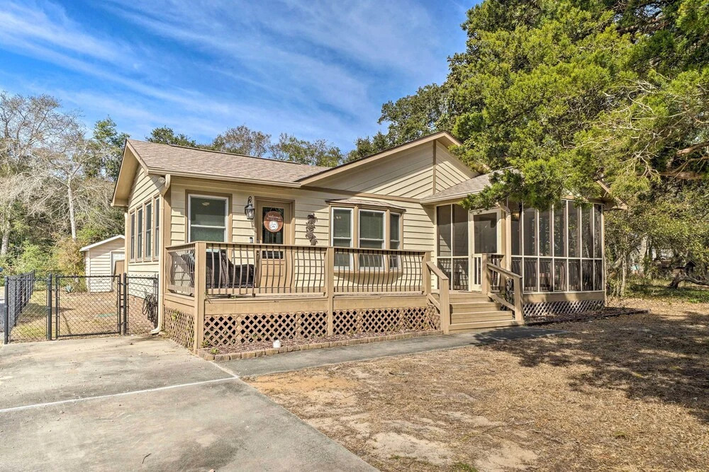 Oak Island Getaway w/ Yard - Walk to Beach!