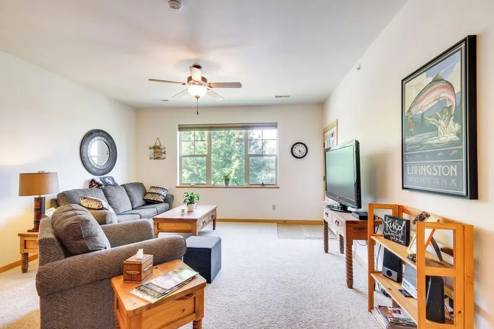 Cozy Livingston Condo w/ Balcony & Mtn View!