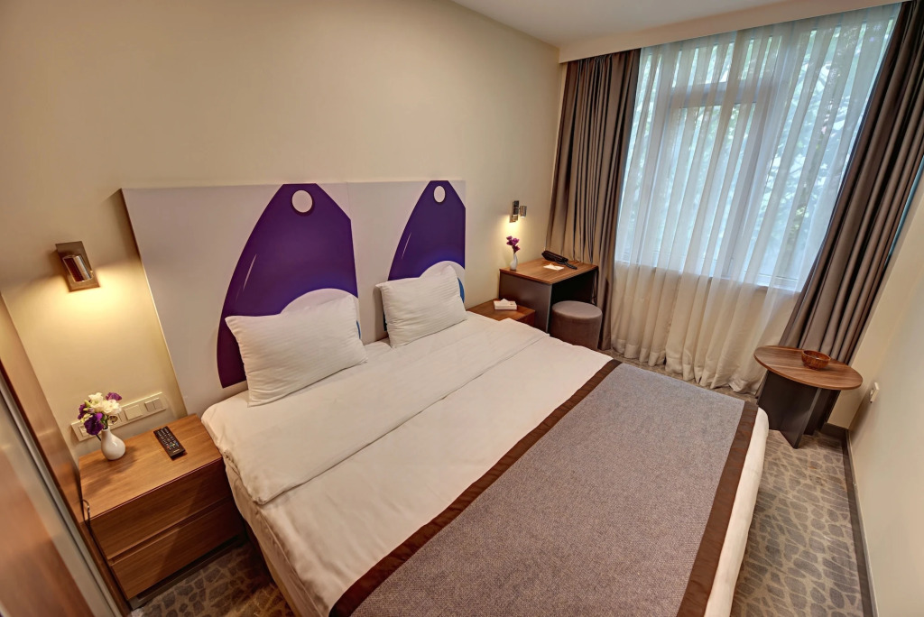 All Inn Hotel