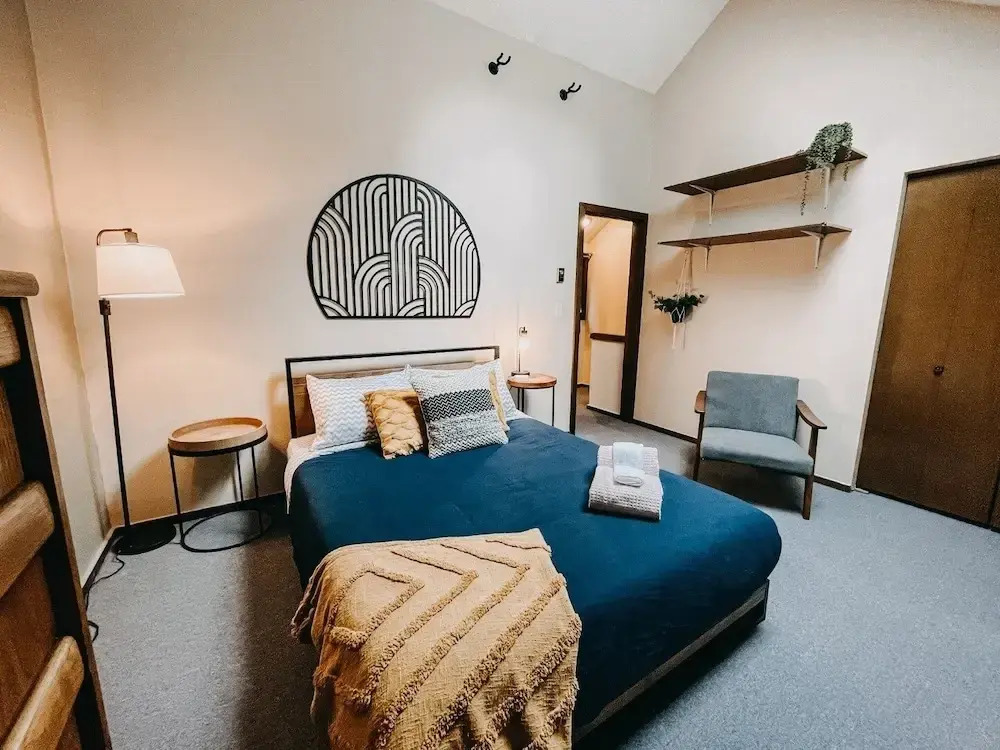 73sw - Wood Fireplace - Wifi - Views - Sleeps 6 2 Bedroom Home by Redawning