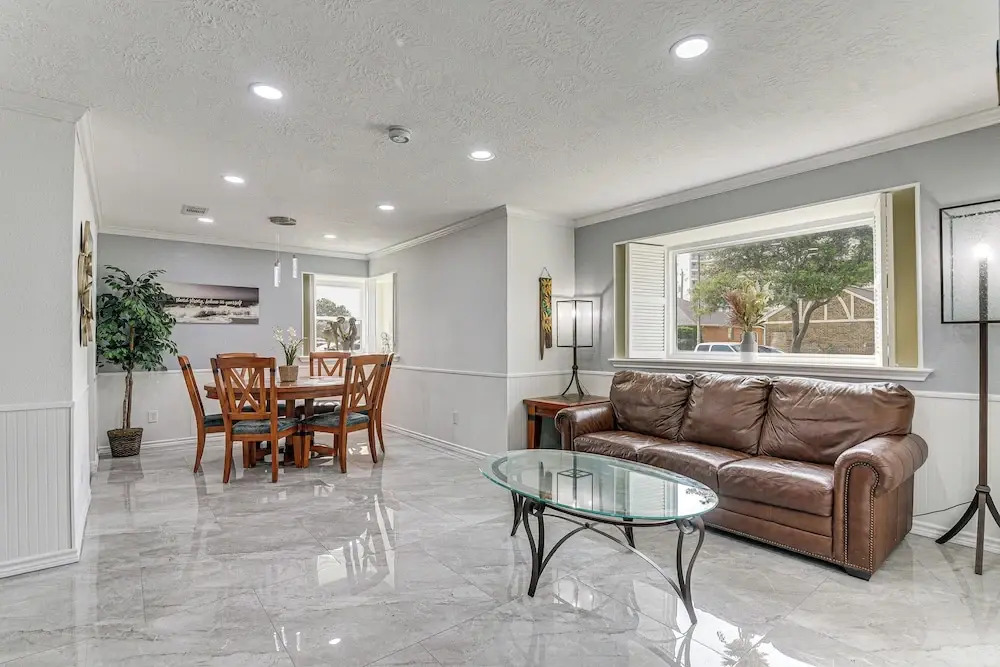 ~ 2 Blocks to Beach: Galveston Group Getaway!