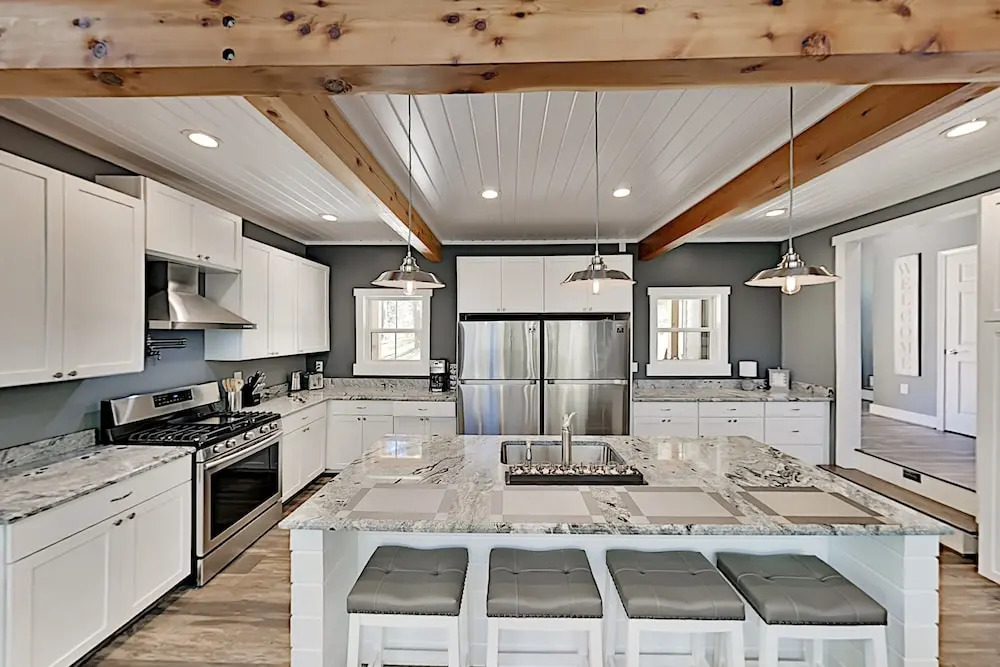 Lavish W/ Hot Tub - Near Asheville, Skiing 3 Bedroom Home
