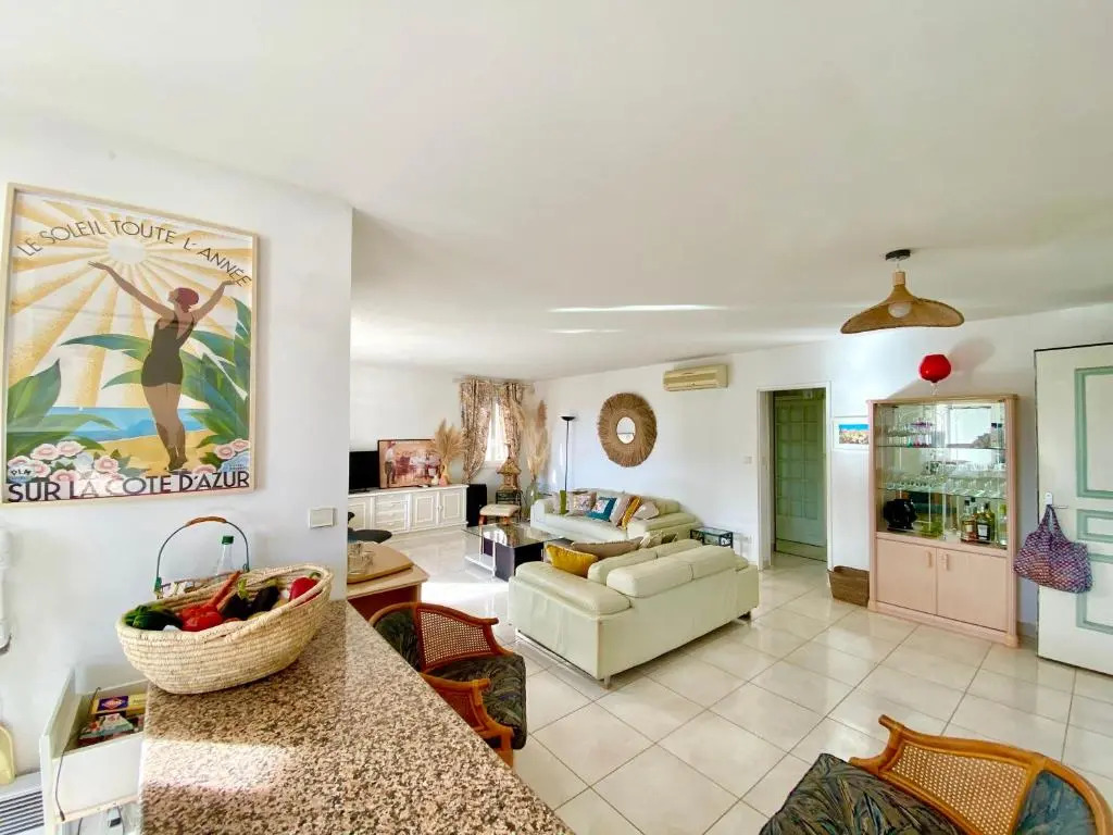 Villa 130m2, near St-Tropez, direct beach access
