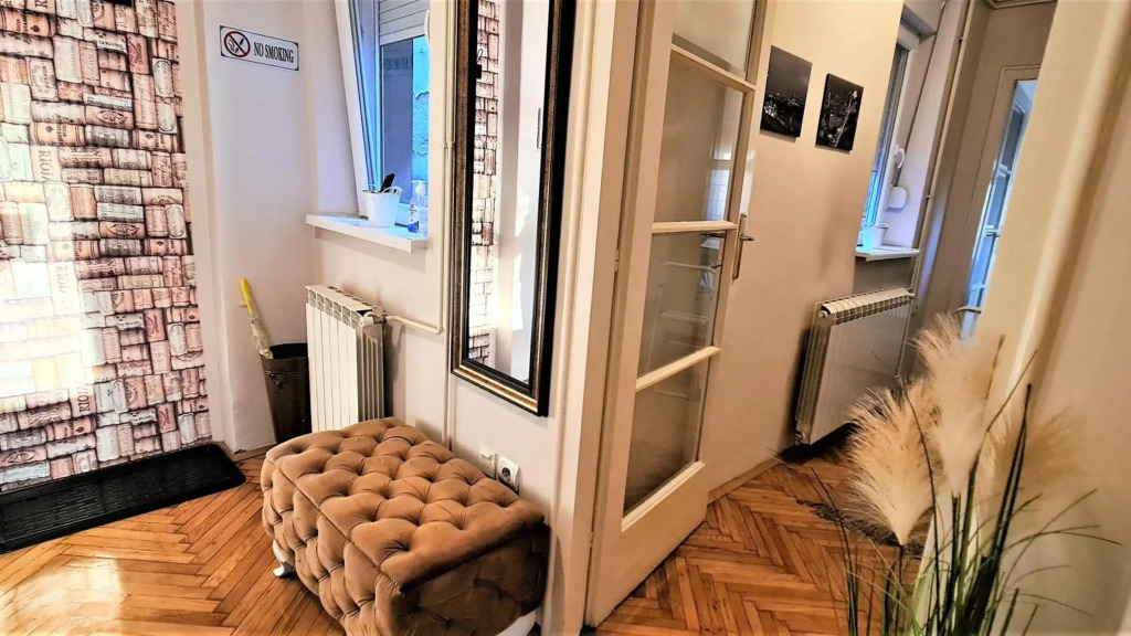Windows City Apartment