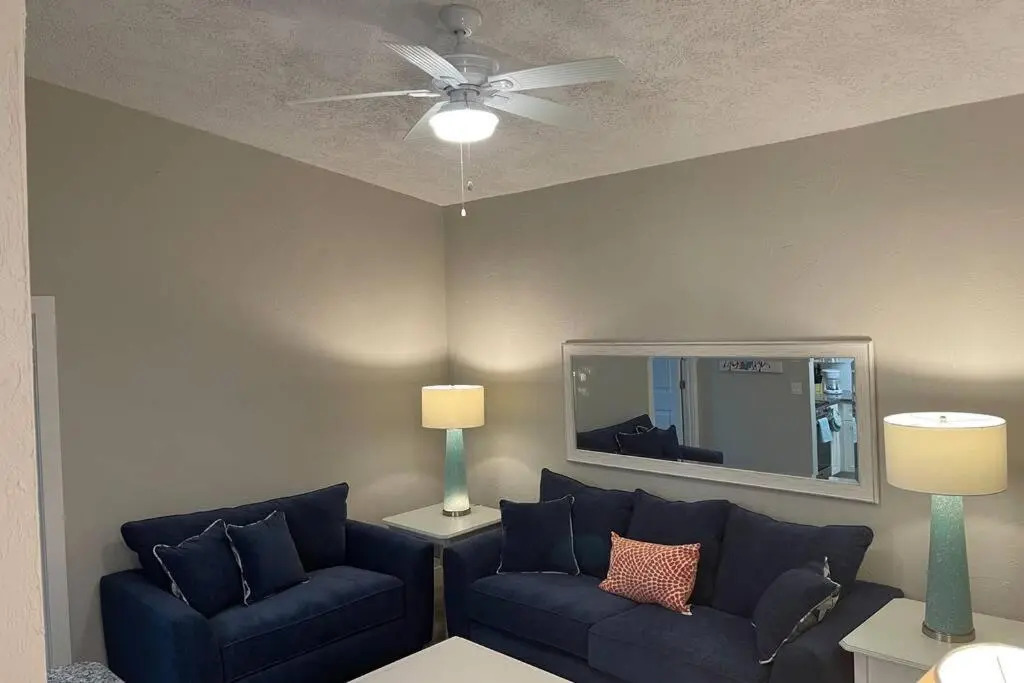 Siesta Key Village-Suite #2: A block to the Beach