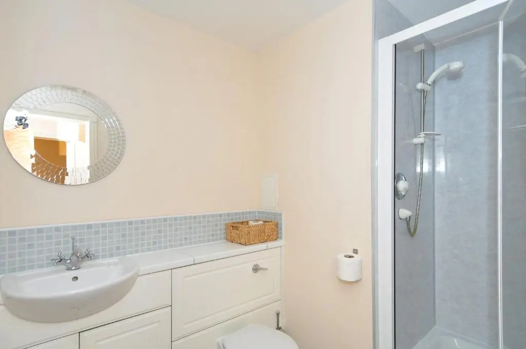 201 Quiet 2 Bedroom Property With Secure Private Parking