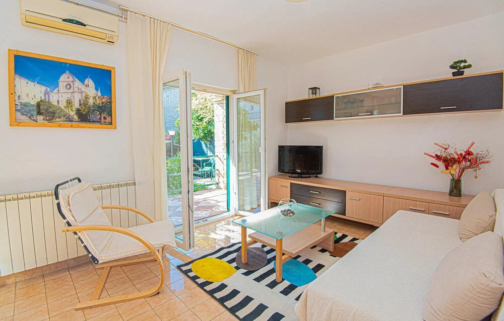 Amazing Apartment in Brodarica With 3 Bedrooms and Wifi