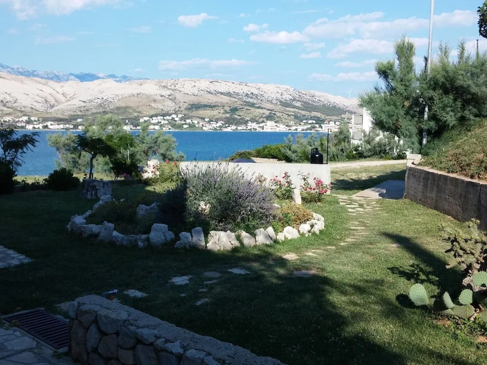 Spacious Apartment With Terrace and Amazing sea Vew,bbq in Garden for use