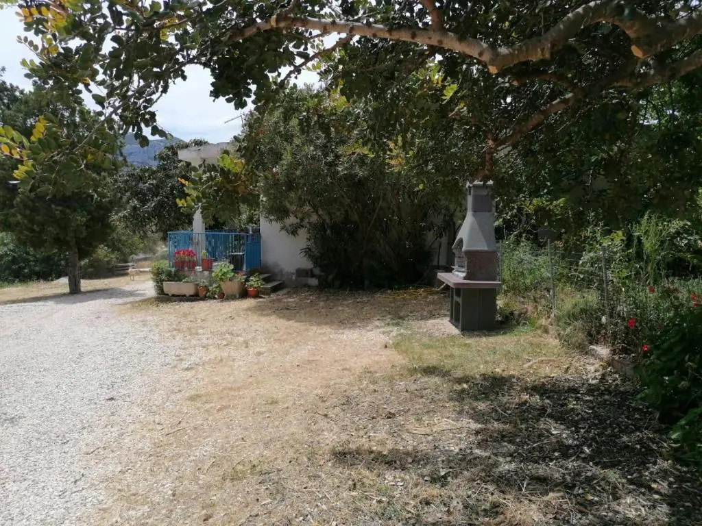 Casa indipendente immersa nel verde con vista mare