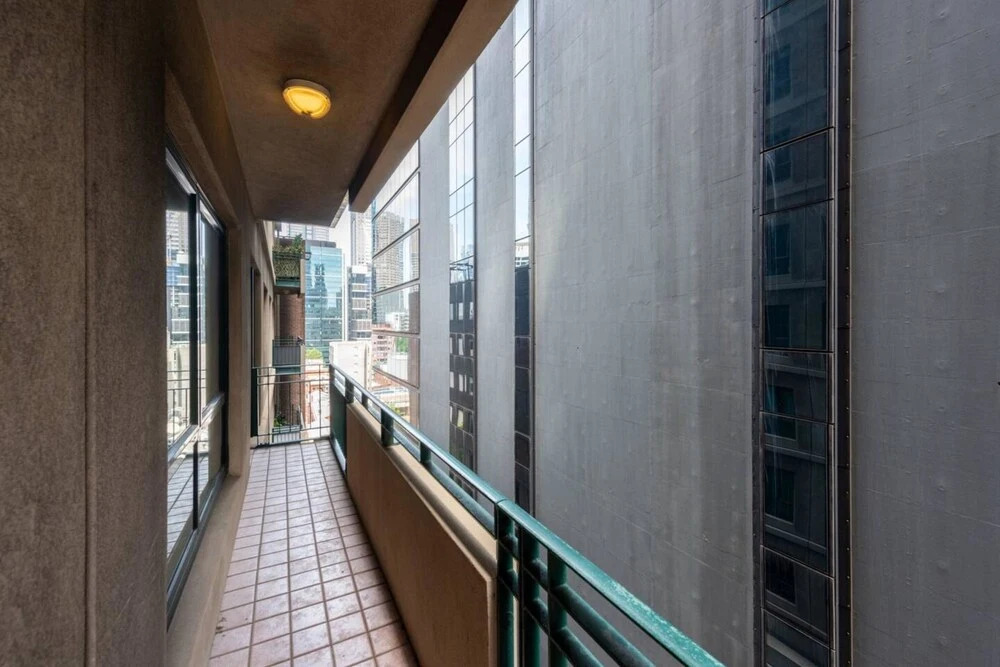 Spacious 3-bed Unit in Melbourne CBD w/ Pool & Gym