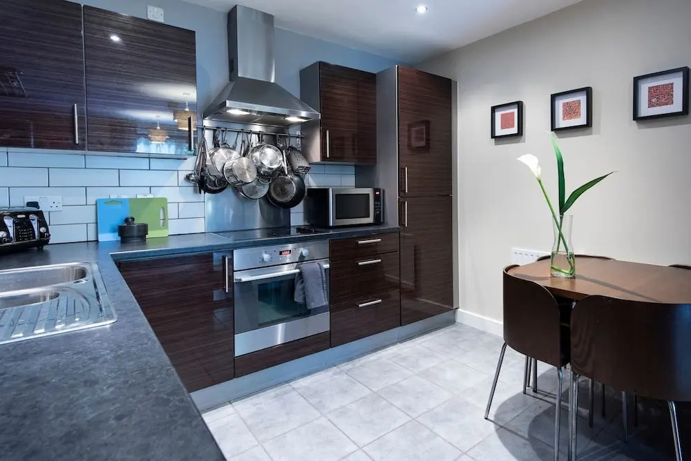 Lovely 2 Bed Flat - Airport/piccadilly Friendly