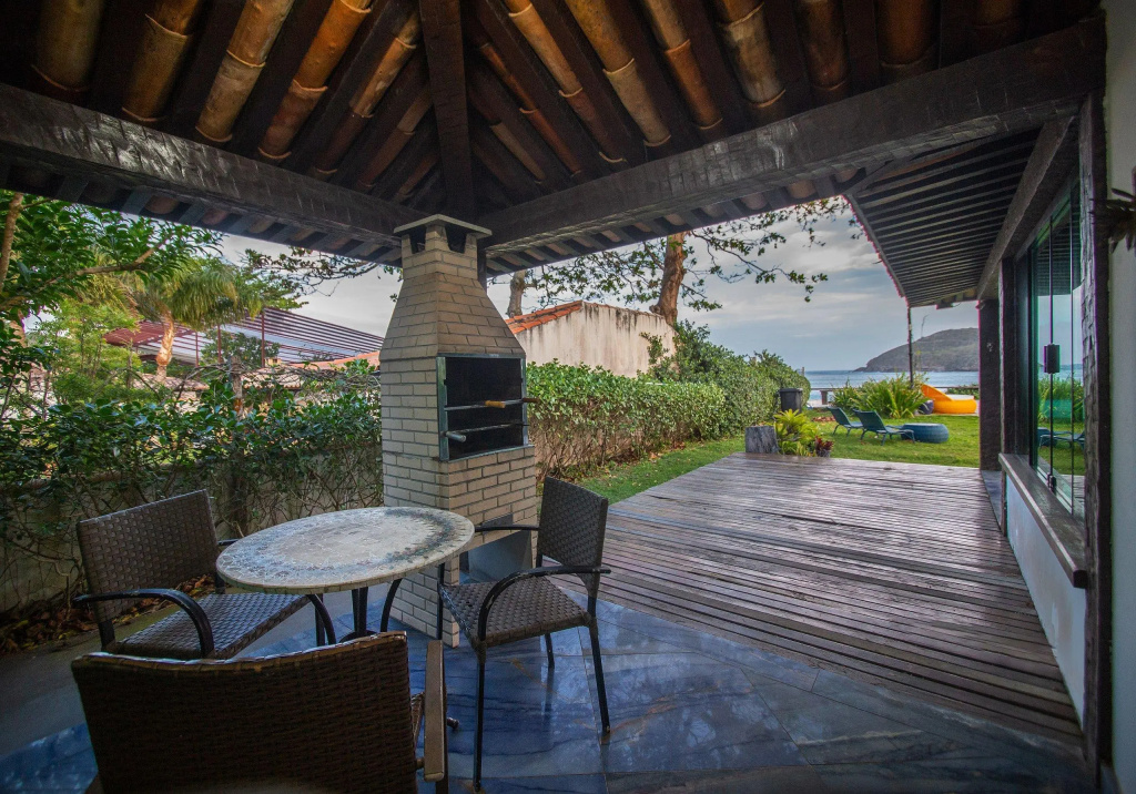 Mansão Beira Mar com Cinco Suítes na Praia da Ferradura - Por Luxury Rentals