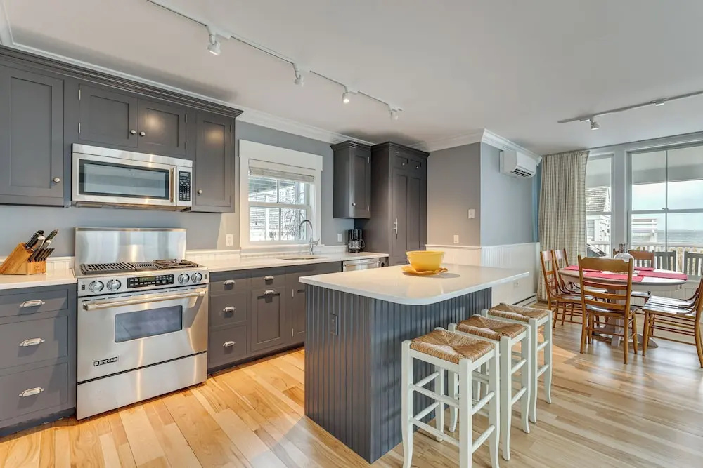 Couples Retreat on Commercial St! Walk to Beach