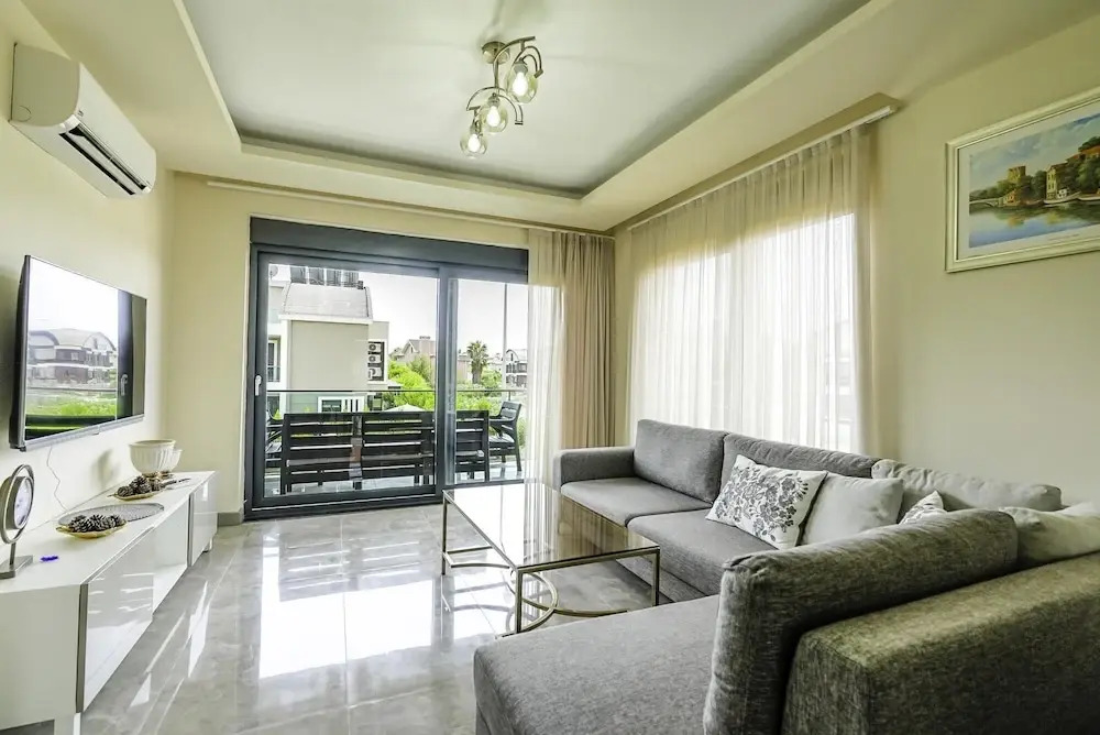Flat w Shared Pool and Balcony 8 min to Beach